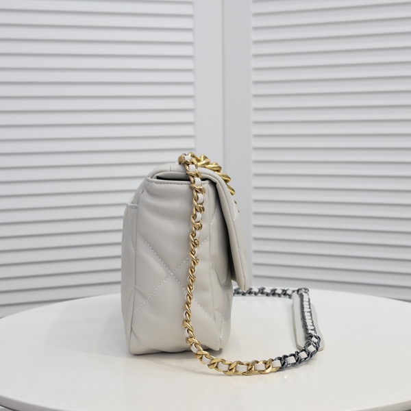 シャネルバッグ背面デザイン